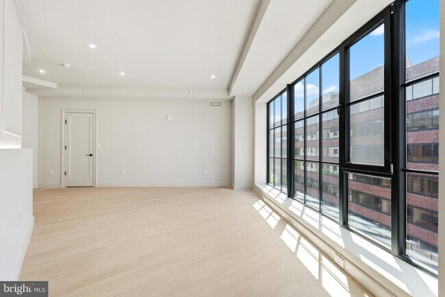 Building Photo - 2121 Ward Pl NW