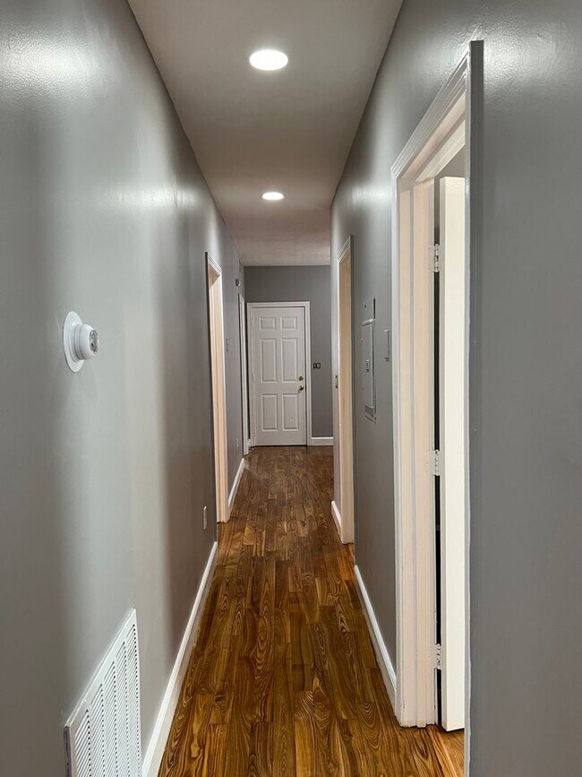 Building Photo - 5sal