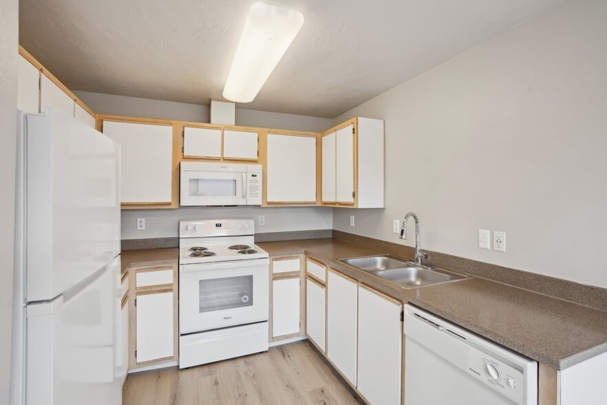 Kitchen - Redwood Terrace