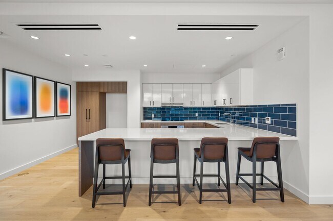 Building Photo - Fully furnished 1-bed, 1-bath, 1-parking a...