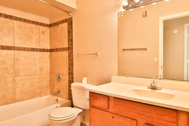 Building Photo - 2846 N 46th Ave