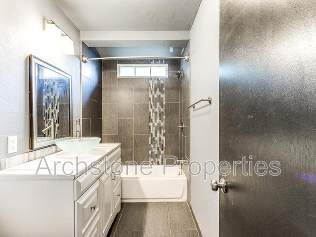 Building Photo - 608 Holoway Dr