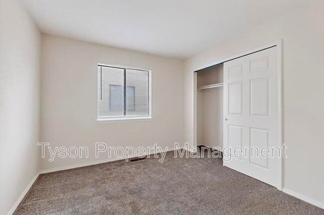 Building Photo - 1515 La Charles Dr NE