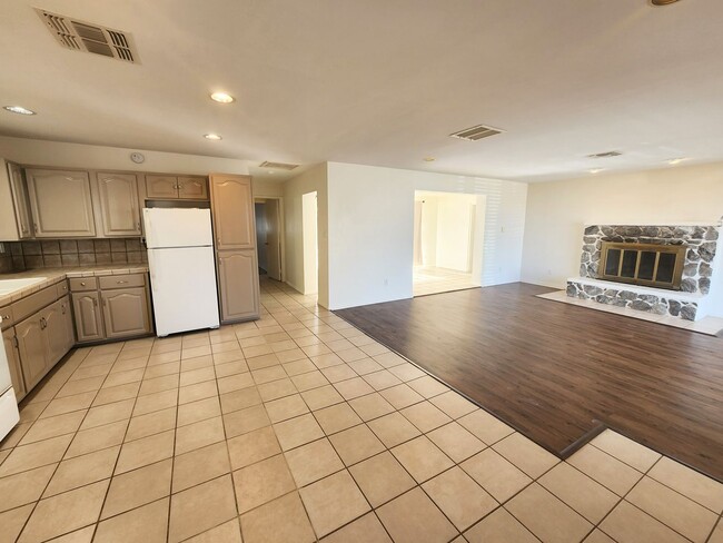 Building Photo - 3 bed 2 bath house on the mesa!