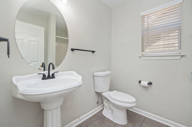 Building Photo - 242 Wainwright Dr