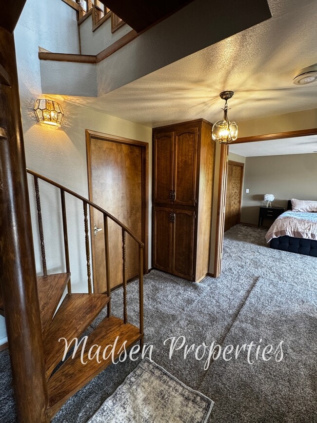 Building Photo - 6367 Woodman Dr