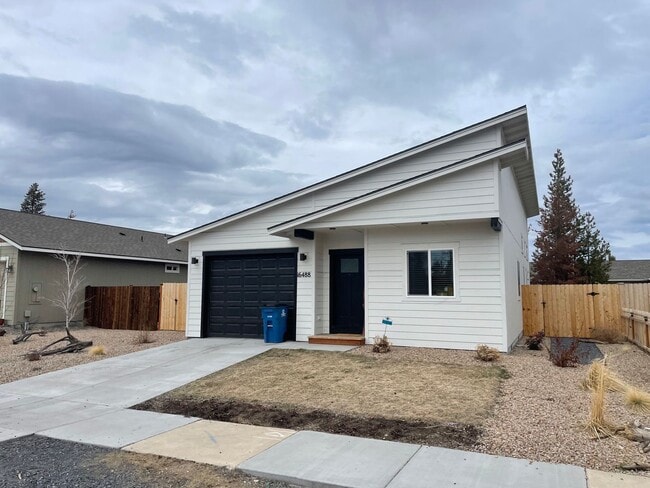 Building Photo - Newer cute bungalow in La Pine OR