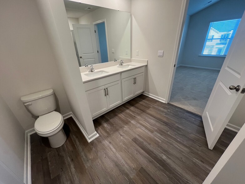 Building Photo - Room in Townhome on Starlight St