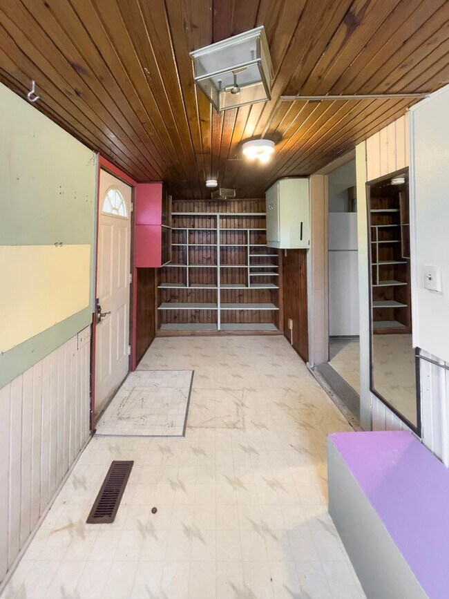 Building Photo - 1810 E 6th St