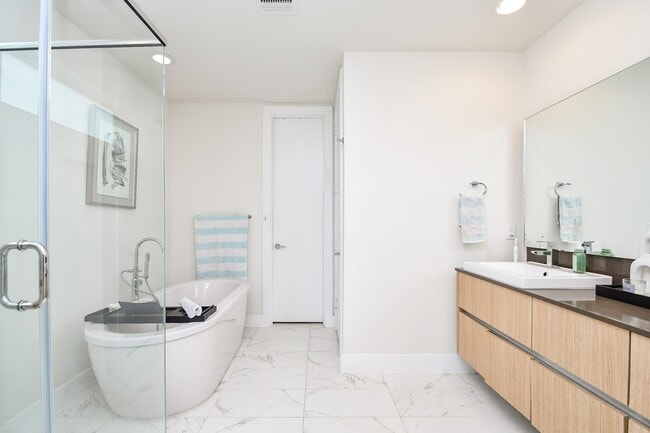 Building Photo - 5519 Paraiso Pl