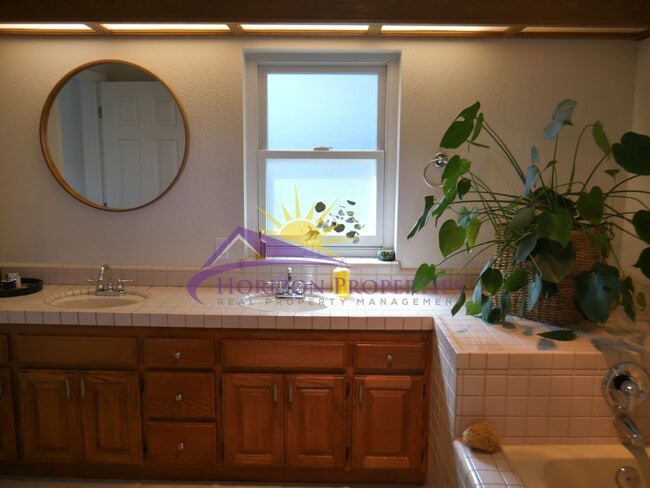 Building Photo - 1704 Summerhill Ct