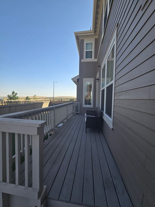 Building Photo - Spacious 4B/3B Available Early April!