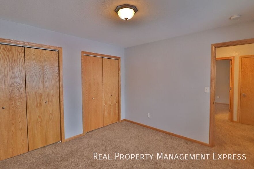 Building Photo - 3 Bedroom Duplex in Eastern Sioux Falls!