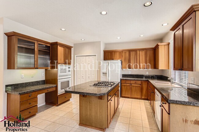 Building Photo - Spacious 4-Bedroom Home in Orenco Gardens ...