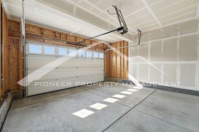 Building Photo - Spacious Home with 2-Car Garage and Centra...