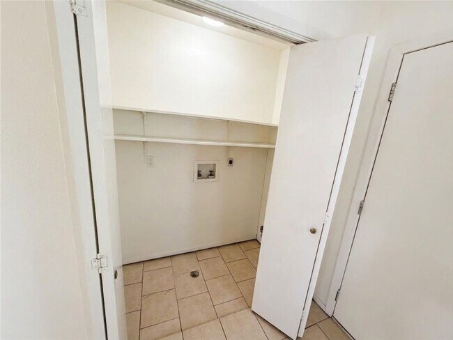 Building Photo - 8811 Pineridge Dr