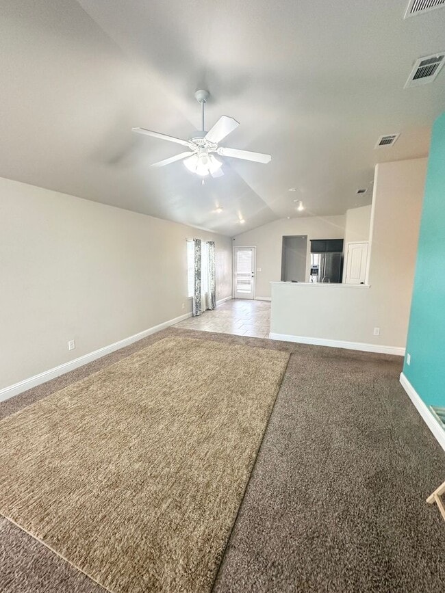 Building Photo - 4 Bed 2 Bath Ready to Rent ASAP!
