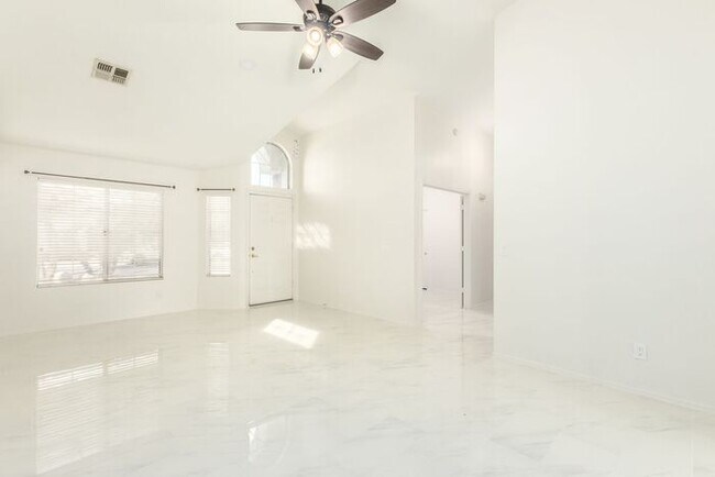 Building Photo - 1225 E Artesian Way