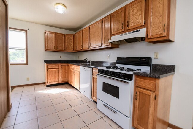 Building Photo - 2 bedroom / 2 bathroom Townhouse for rent ...