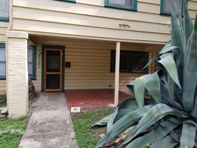 Building Photo - 708 W 8th St