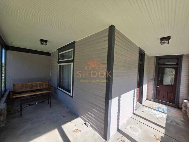 Building Photo - LARGE 4 BR HOME CLOSE TO DOWNTOWN W/ LOTS OF AMENITIES