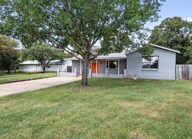 Building Photo - 2106 Allred Dr