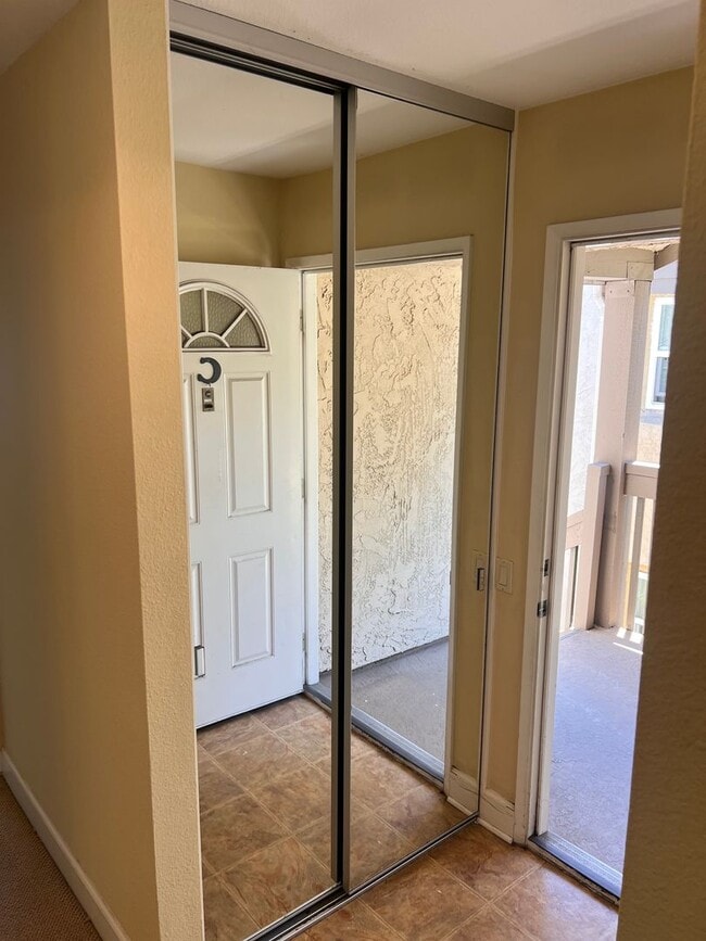 Building Photo - 2 bedroom, 2 bath top floor condo in La Jolla