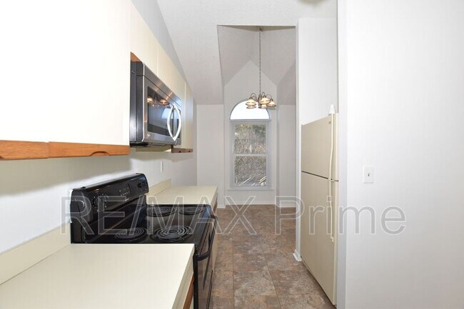 Building Photo - 525 E Lake Cir