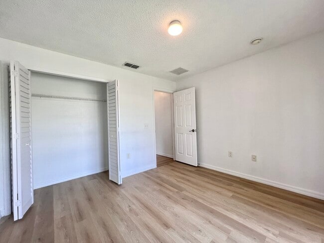 Building Photo - Beautifully Updated 3 bedroom 2 bath home ...