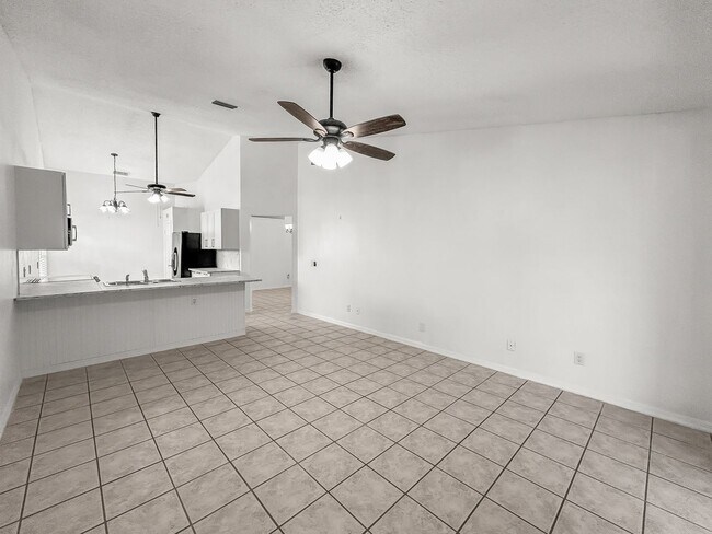 Building Photo - Move-In Ready 3 Bed | 2 Bath Home in Prime Tampa Location
