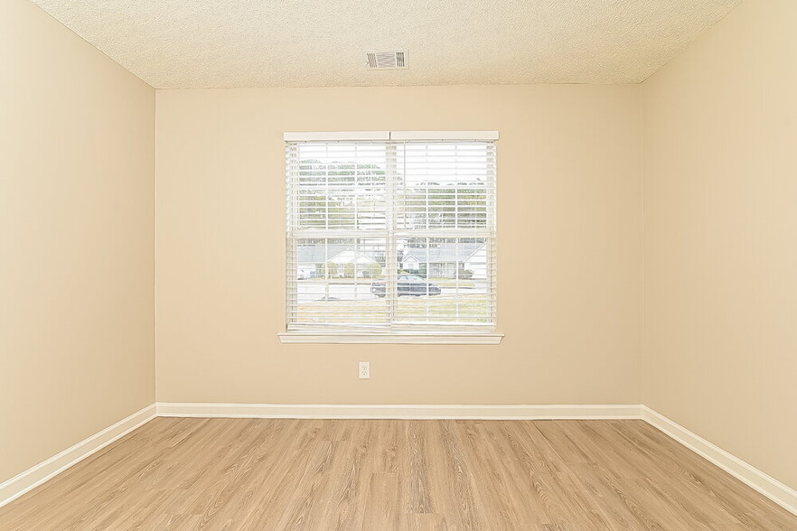 Building Photo - 604 Fieldcrest Dr