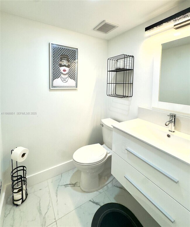 Building Photo - 400 Leslie Dr