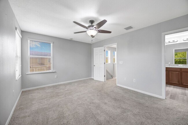 Building Photo - 3 Bedroom 2 Bathroom Townhouse