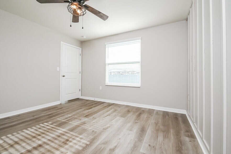 Building Photo - 11702 MIracle Mile Dr