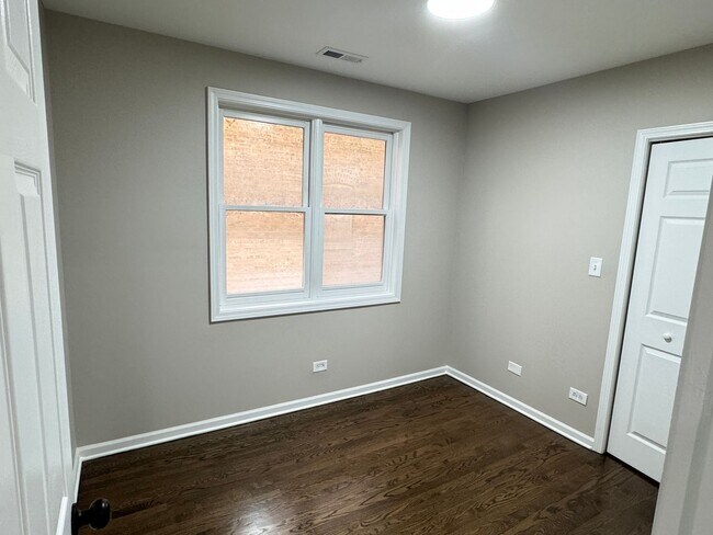 Building Photo - 5438 S Indiana Ave