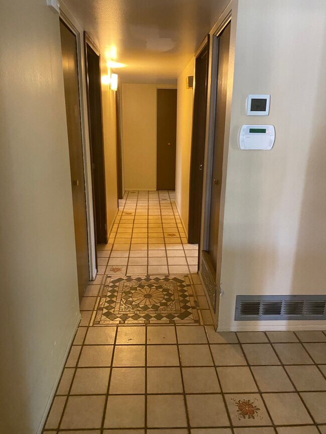 Building Photo - Eastside 3 bed 2 bath - Pool and Garage