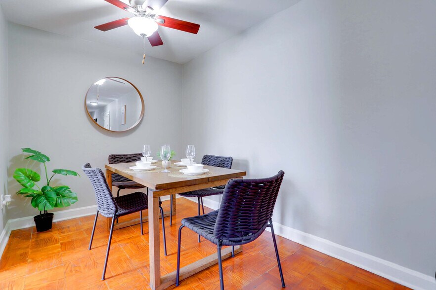 Building Photo - 1420 W Abingdon Dr