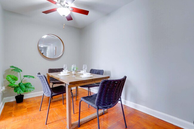 Building Photo - 1420 W Abingdon Dr