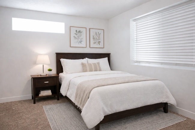 Building Photo - 989 E Ella Ln