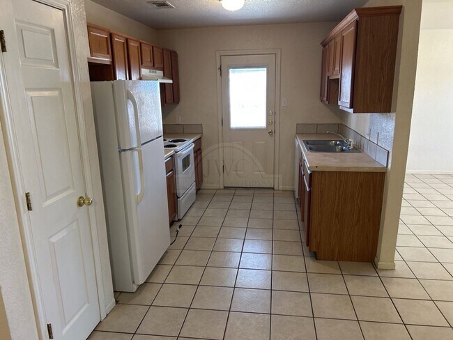 Building Photo - 509 W Ave B Ave