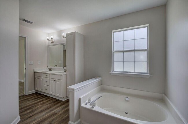 Building Photo - 4100 Chanticleer Dr NW