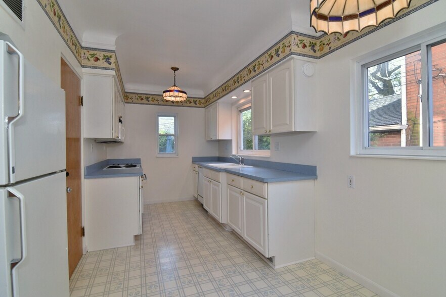 Building Photo - 2027 Riverside Dr