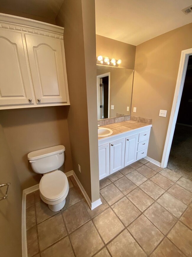 Building Photo - 3 bed, 2 bath for rent in Brandon!