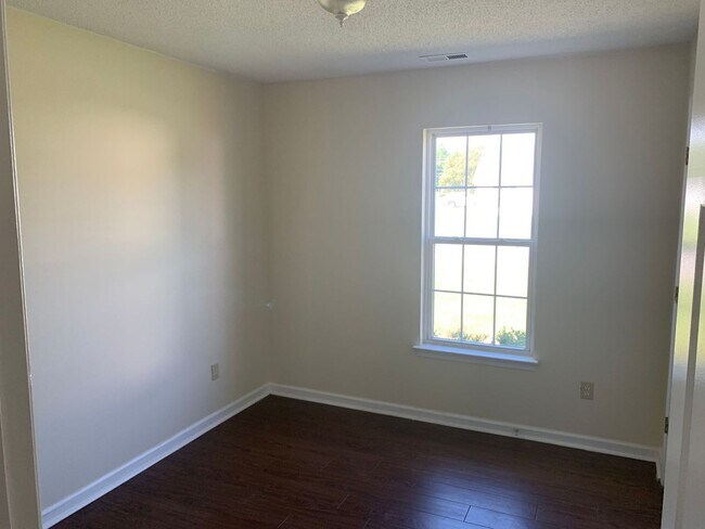 Building Photo - City Home located in Quiet Community