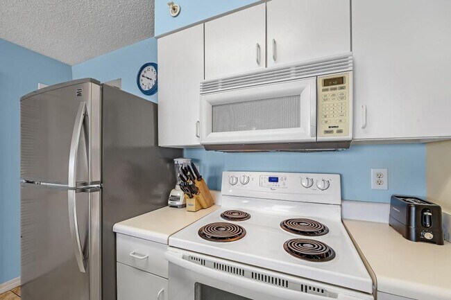Building Photo - 561 E Beach Blvd