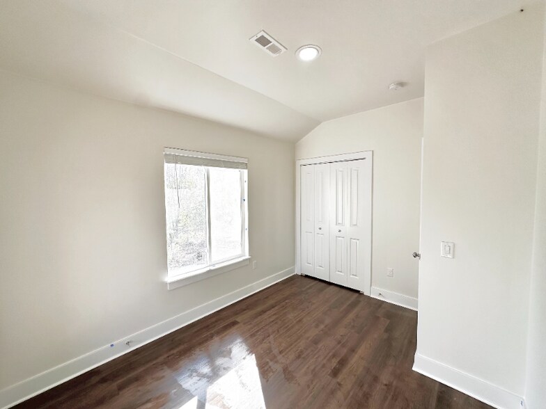 Building Photo - 1940 W Cadmus Rd