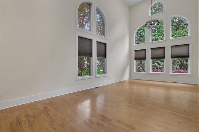 Building Photo - 3228 Silver Lake Dr NE