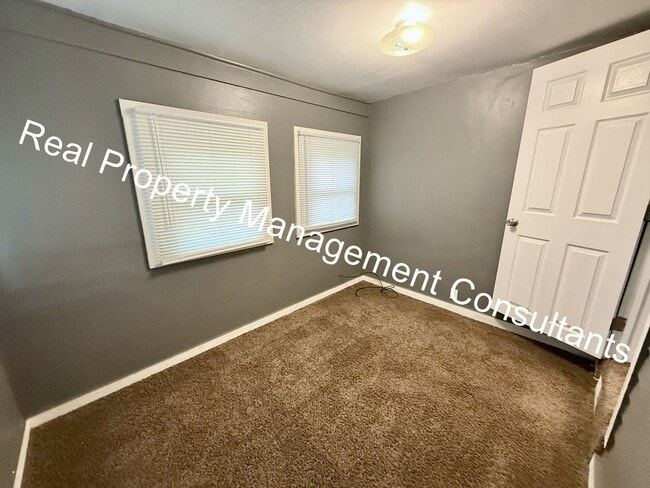Building Photo - 3 Bedroom with Spacious Backyard