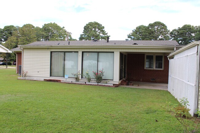 Building Photo - 1705 Hillcrest Dr W