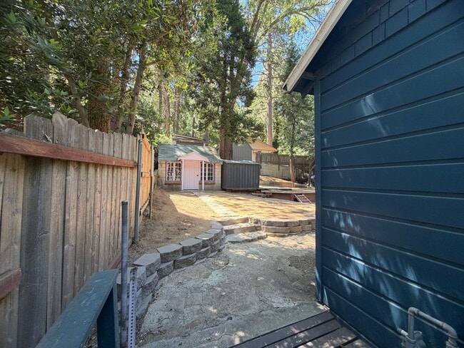 Building Photo - 2 Bedroom 1 Bath Super Cute.